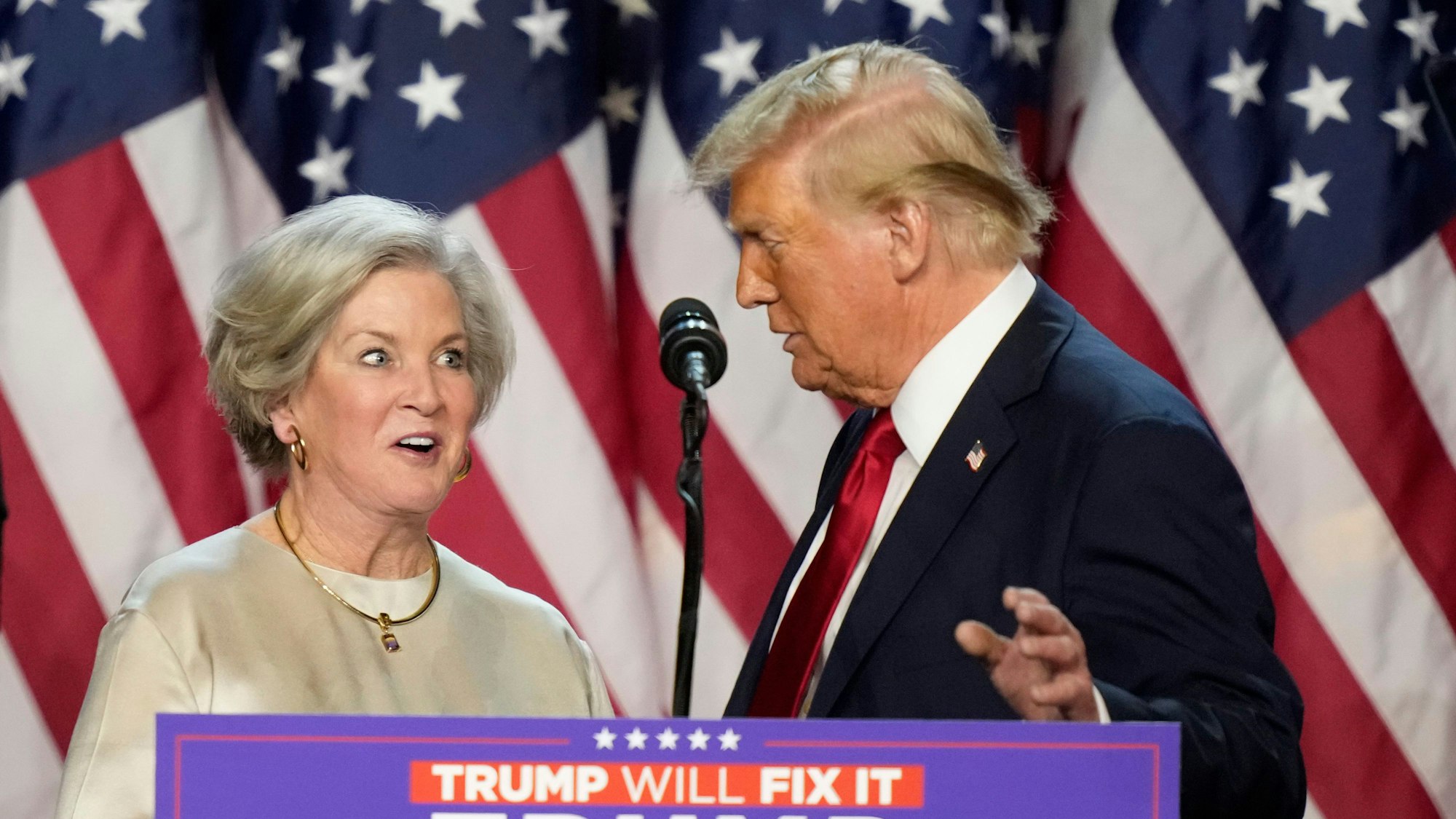 Der republikanische Präsidentschaftskandidat und ehemalige US-Präsident Donald Trump bringt Susie Wiles bei einer Wahlparty zum Podium.