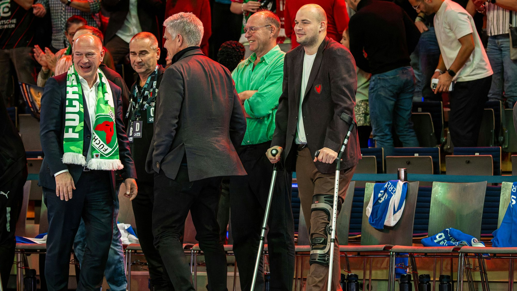 Männer jubeln am Rande eines Handballspiels