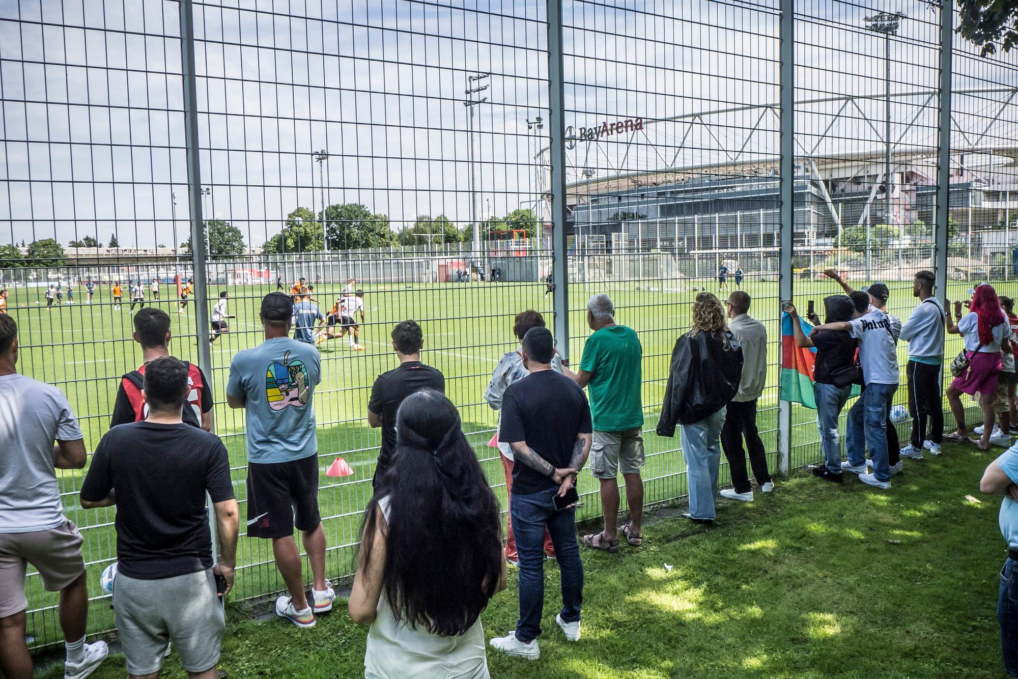 Sportpark, Trainingsplätze: Fans gucken beim Training von Bayer 04 zu. Foto: Ralf Krieger