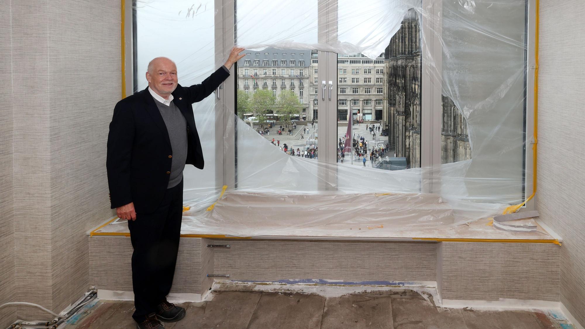 Thomas Althoff von der Althoff-Gruppe im Oktober 2024 auf der Baustelle.