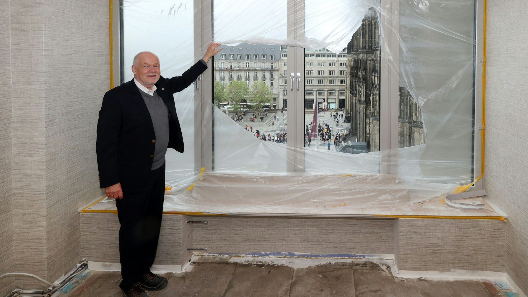 Der spätere Betreiber Thomas Althoff bei einem Baustellenrundgang.