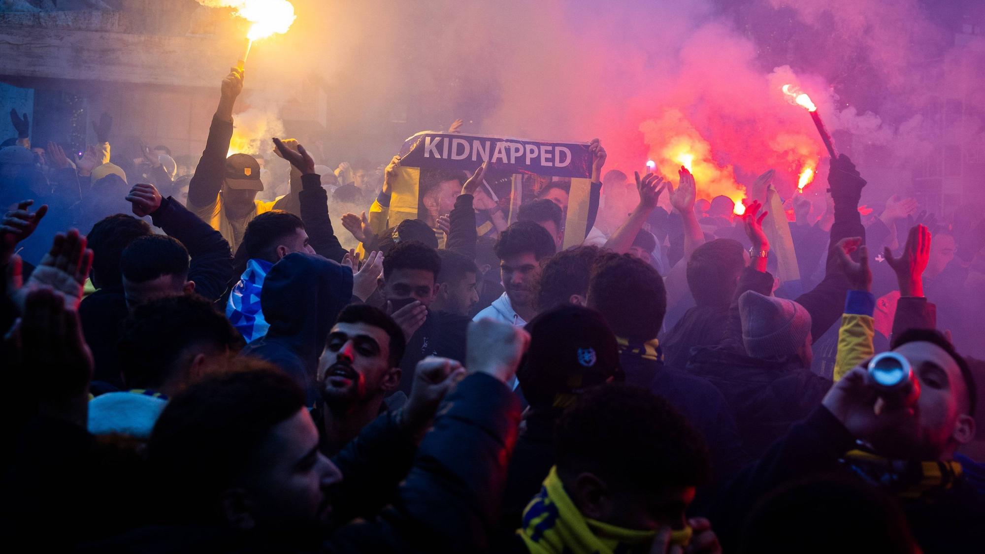 Anhänger von Maccabi Tel Aviv zündeten im Vorfeld des Spiels Ajax - Maccabi Tel Aviv Feuerwerkskörper, mehrere Teile Amsterdams wurden als Sicherheitsrisikogebiet ausgewiesen.