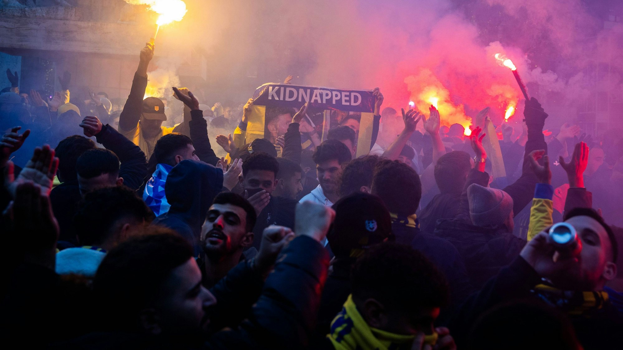 Anhänger von Maccabi Tel Aviv zündeten im Vorfeld des Spiels Ajax - Maccabi Tel Aviv Feuerwerkskörper, mehrere Teile Amsterdams wurden als Sicherheitsrisikogebiet ausgewiesen.