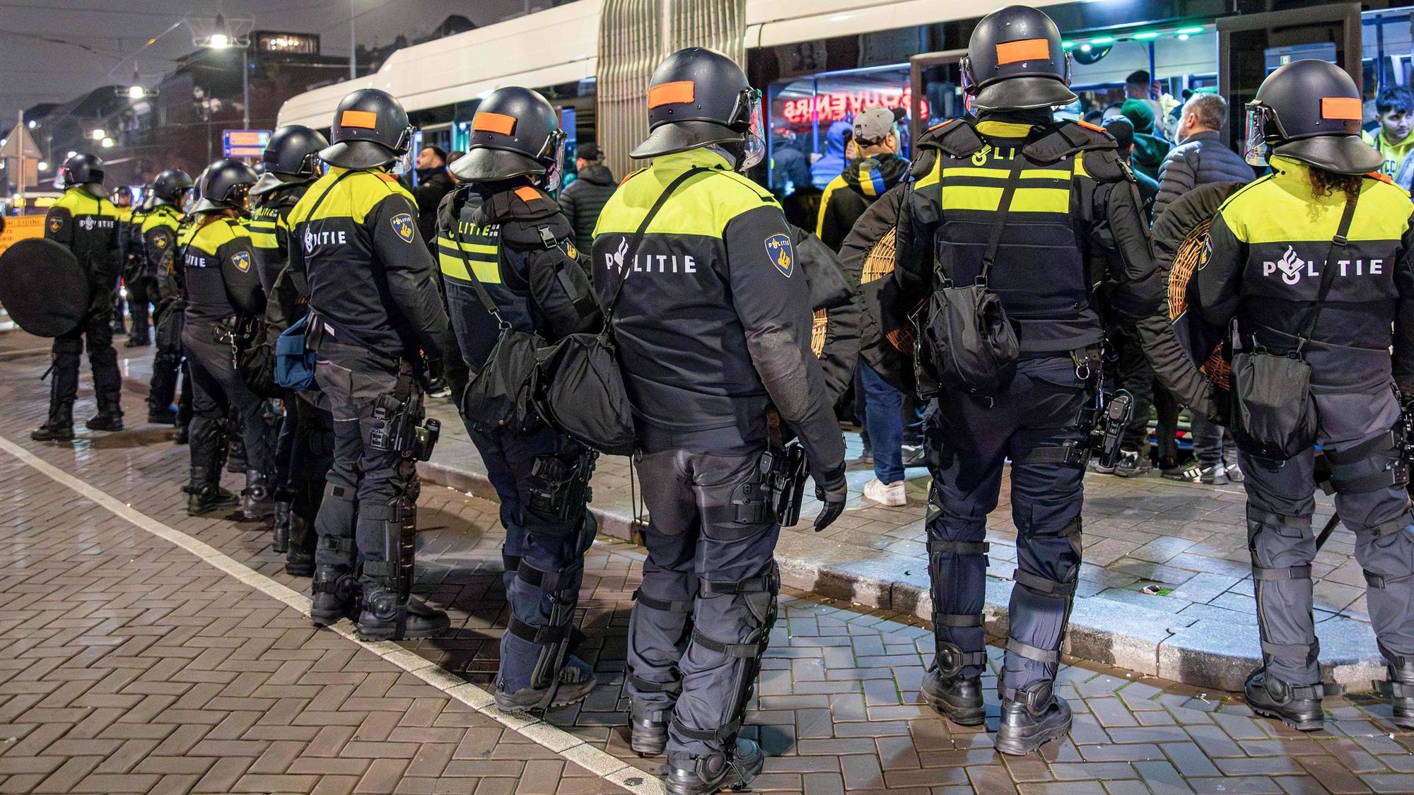 Niederländische Polizeibeamte stehen Wache, nachdem es nach dem Fußballspiel der UEFA Europa League zwischen Ajax Amsterdam und Maccabi Tel Aviv am 8. November 2024 in Amsterdam zu mehreren Gewaltausbrüchen im Stadtzentrum gekommen ist.