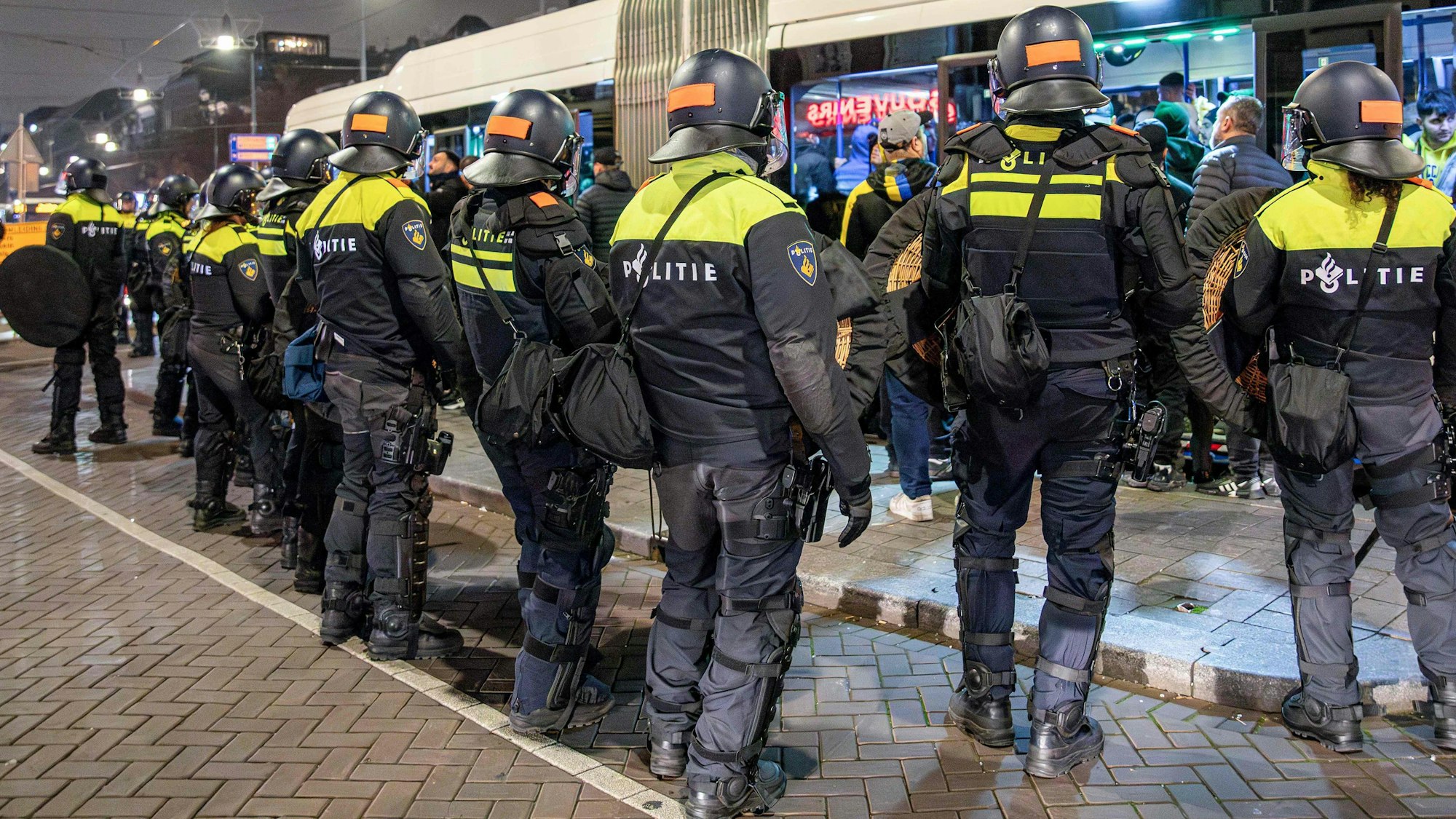 Niederländische Polizeibeamte stehen Wache, nachdem es nach dem Fußballspiel der UEFA Europa League zwischen Ajax Amsterdam und Maccabi Tel Aviv am 8. November 2024 in Amsterdam zu mehreren Gewaltausbrüchen im Stadtzentrum gekommen ist.