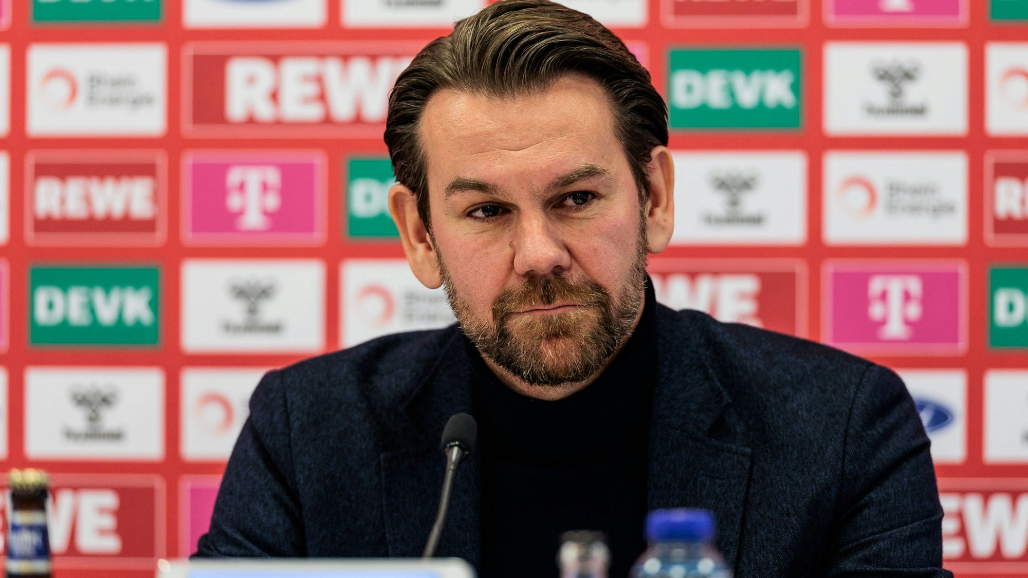 Thomas Kessler, Leiter der Lizenzspielerabteilung des 1. FC Köln, spricht auf der Pressekonferenz am Geißbockheim.