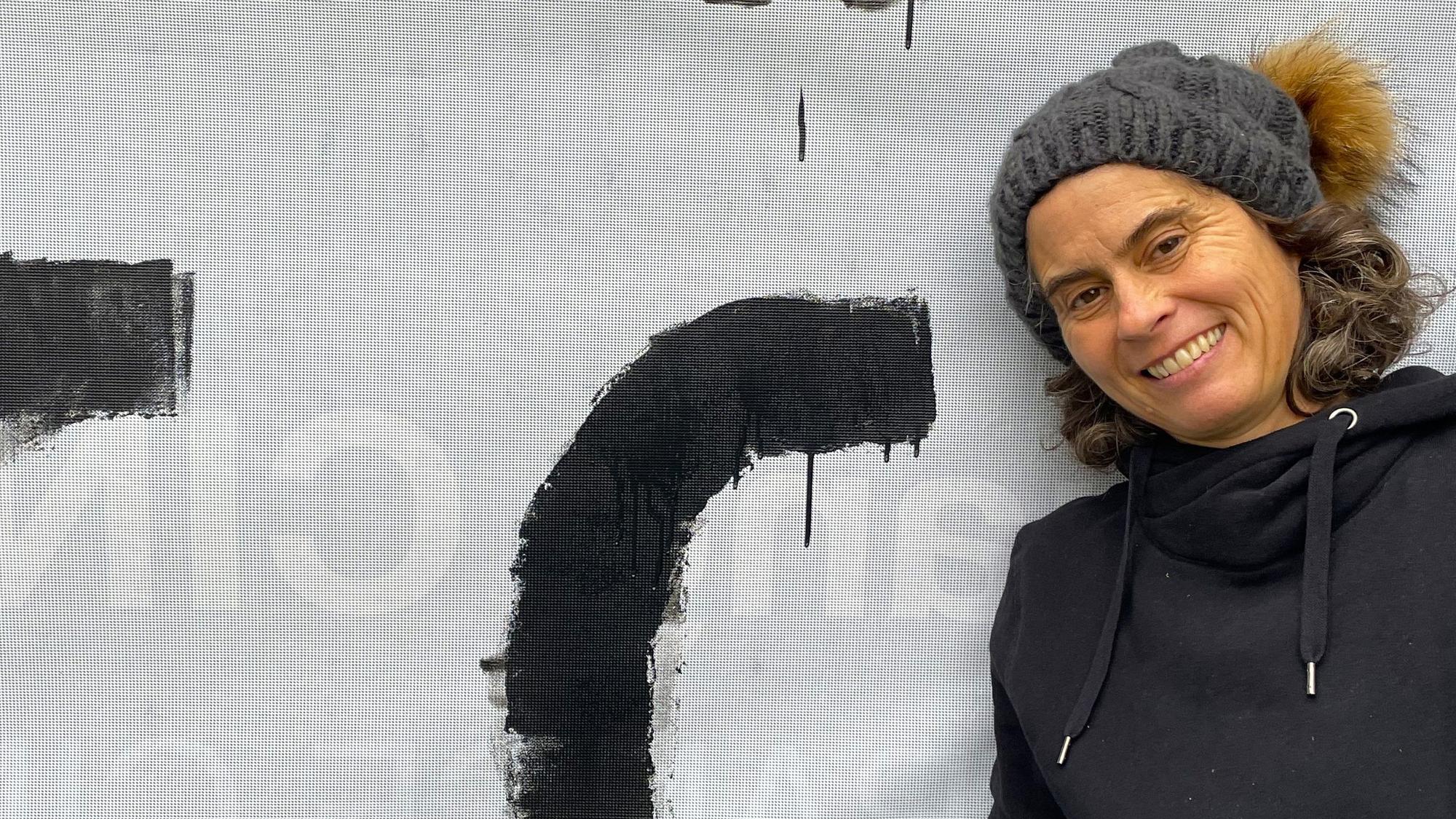 Susanne Beschorner ist Gründerin des Kölner Flugtheaters Angels Aerials, sie trägt eine graue Wollmütze und einen schwarzen Hoodie