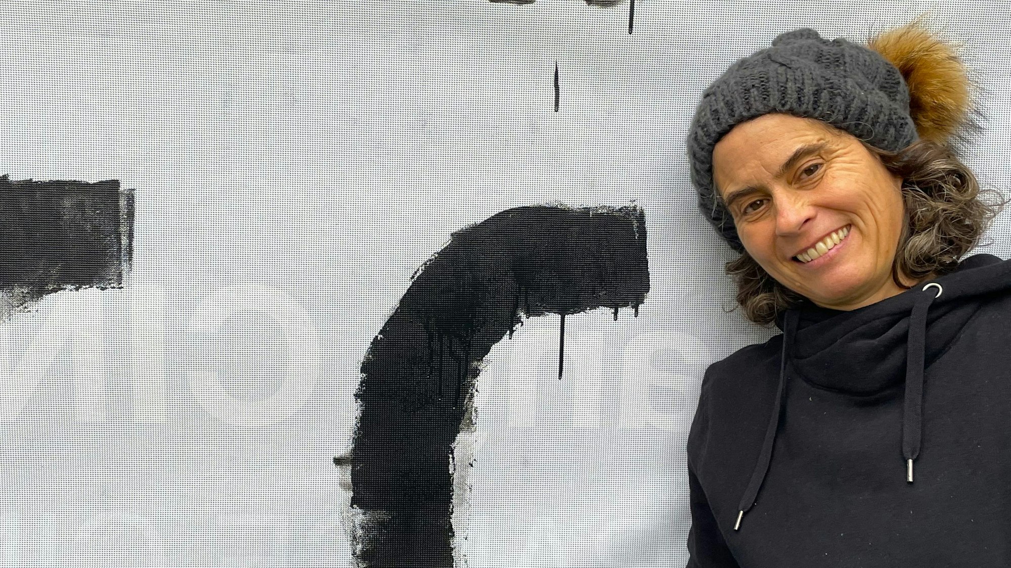 Susanne Beschorner ist Gründerin des Kölner Flugtheaters Angels Aerials, sie trägt eine graue Wollmütze und einen schwarzen Hoodie