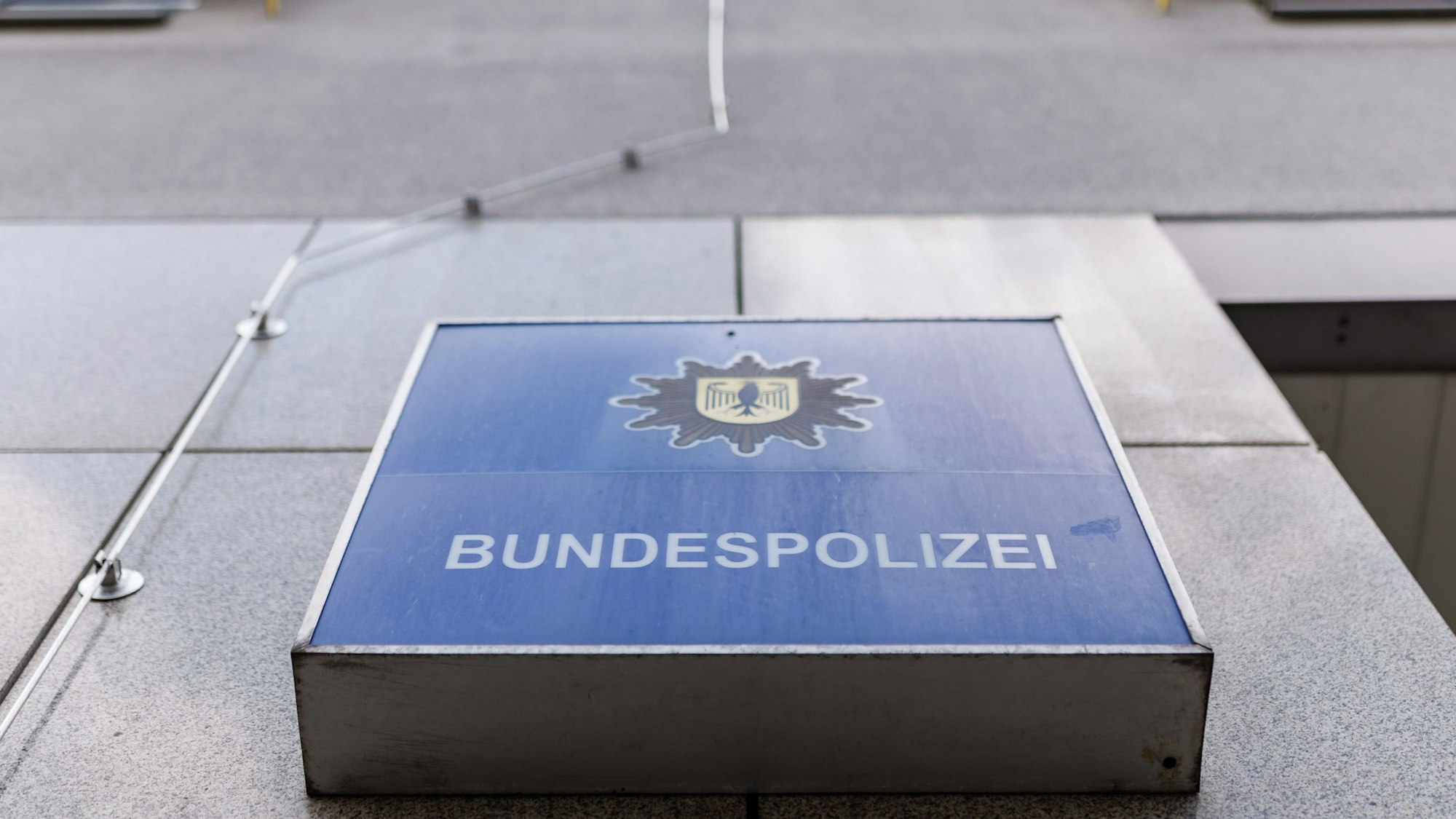 ARCHIV - 19.07.2023, Bayern, Nürnberg: Ein Leuchtkasten mit der Aufschrift "Bundespolizei" hängt an der Außenfassade der Bundespolizeiinspektion Nürnberg neben dem Nürnberger Hauptbahnhof.