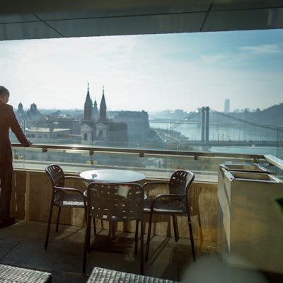 dpatopbilder - 08.11.2024, Ungarn, Budapest: Bundeskanzler Olaf Scholz (SPD) steht nach einem Pressestatement zu Beginn des Informellen Treffens des Europäischen Rates ein Pressestatement in der ungarischen Hauptstadt auf einem Balkon des Hotels. Thema bei der Tagung der Staats- und Regierungschefs werden u.a. Vorschläge zur Steigerung der Wettbewerbsfähigkeit der Wirtschaft in der EU sowie die transatlantischen Beziehungen nach der US-Präsidentschaftswahl sein. Foto: Kay Nietfeld/dpa +++ dpa-Bildfunk +++