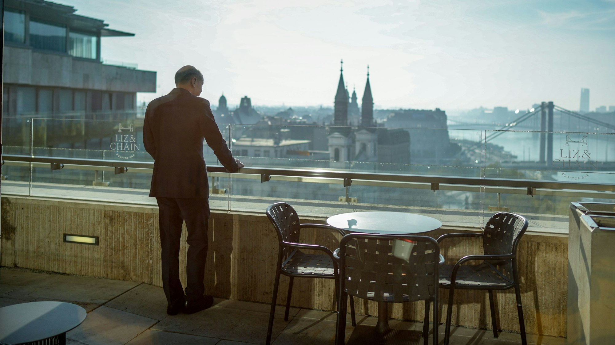 dpatopbilder - 08.11.2024, Ungarn, Budapest: Bundeskanzler Olaf Scholz (SPD) steht nach einem Pressestatement zu Beginn des Informellen Treffens des Europäischen Rates ein Pressestatement in der ungarischen Hauptstadt auf einem Balkon des Hotels. Thema bei der Tagung der Staats- und Regierungschefs werden u.a. Vorschläge zur Steigerung der Wettbewerbsfähigkeit der Wirtschaft in der EU sowie die transatlantischen Beziehungen nach der US-Präsidentschaftswahl sein. Foto: Kay Nietfeld/dpa +++ dpa-Bildfunk +++