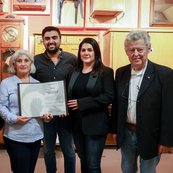 Der Kölner Verein „Stimmen der Solidarität – Mahnwache Köln e.V.“ wurde im NS-Dokumentationszentrum mit dem Bilz-Preis ausgezeichnet. Im Bild v.l.n.r. Hans-Peter Killguss, Firtina Ciler, Adil Demirci, Miriam Clasen und Fritz Bilz.