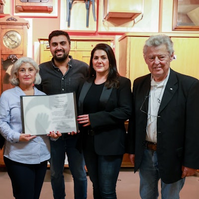 Der Kölner Verein „Stimmen der Solidarität – Mahnwache Köln e.V.“ wurde im NS-Dokumentationszentrum mit dem Bilz-Preis ausgezeichnet. Im Bild v.l.n.r. Hans-Peter Killguss, Firtina Ciler, Adil Demirci, Miriam Clasen und Fritz Bilz.