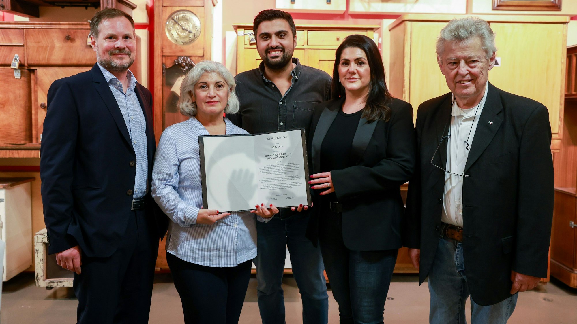 Der Kölner Verein „Stimmen der Solidarität – Mahnwache Köln e.V.“ wurde im NS-Dokumentationszentrum mit dem Bilz-Preis ausgezeichnet. Im Bild v.l.n.r. Hans-Peter Killguss, Firtina Ciler, Adil Demirci, Miriam Clasen und Fritz Bilz.