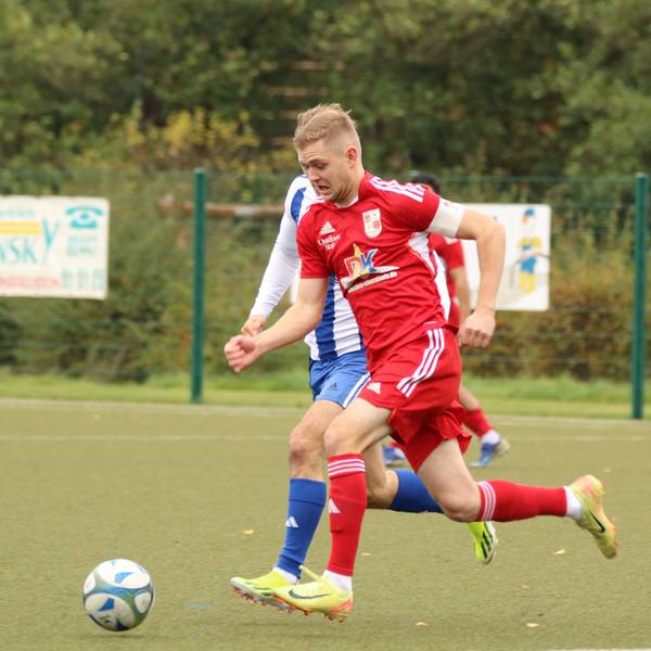 Dahlem-Schmidtheims Kapitän im Laufduell mit einem Gegenspieler auf dem Fußballplatz.