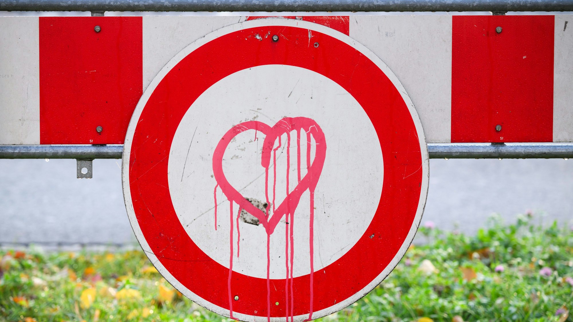 Ein gemaltes Herz ist auf einem Durchfahrt-Verboten-Schild zu sehen.