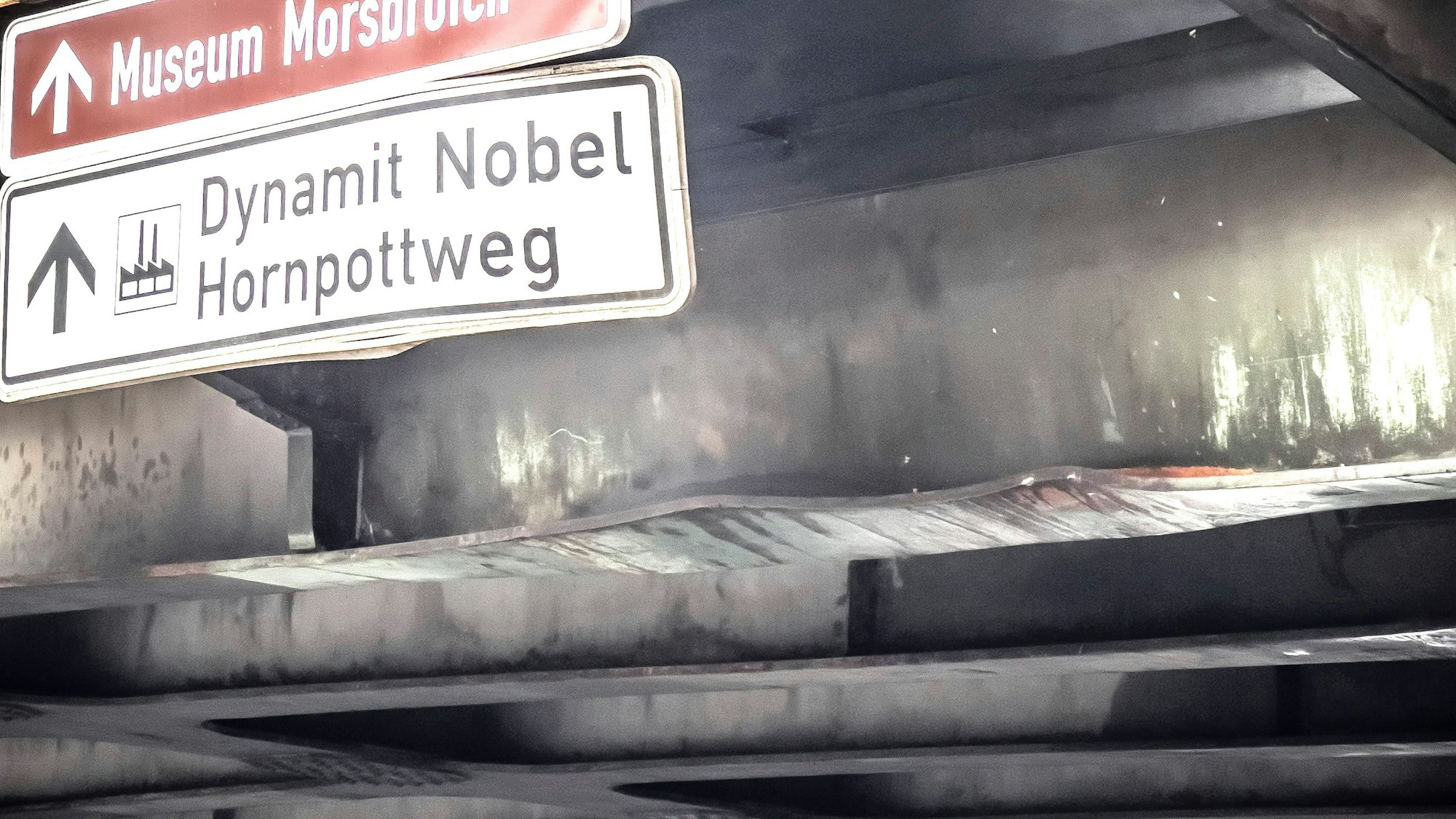 Die verbogene Stahlkonstruktion ist deutlich sichtbar: Beschädigung an der Eisenbahnrücke Willy-Brandt-Ring.