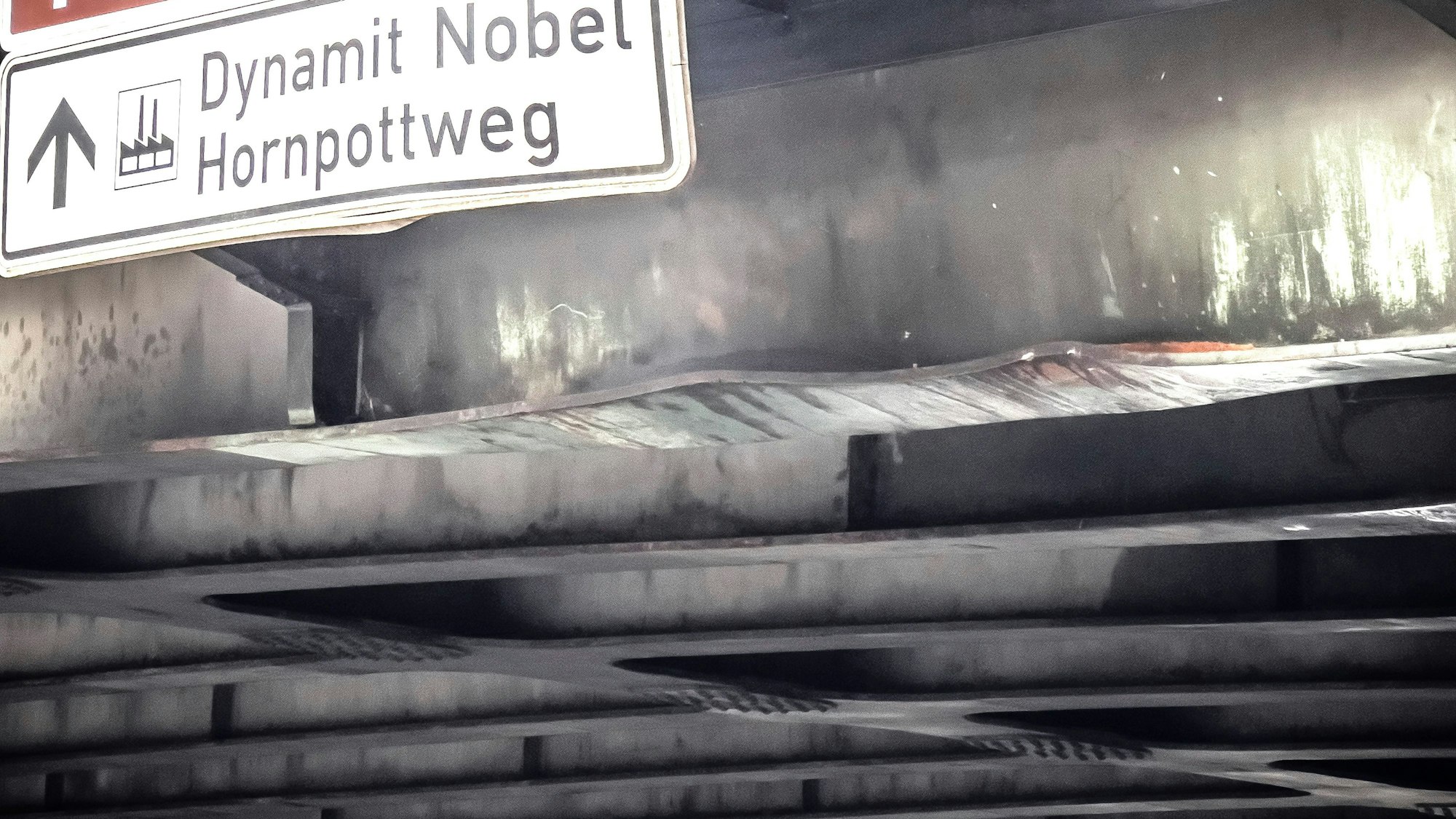 Der Schaden an den Stahlträgern ist deutlich sichtbar: Die Eisenbahnbrücke überm Willy-Brandt-Ring muss repariert werden.