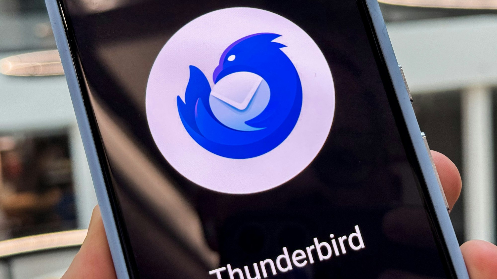 Das Logo von Thunderbird ist auf dem Bildschirm eines Smartphones zu sehen.