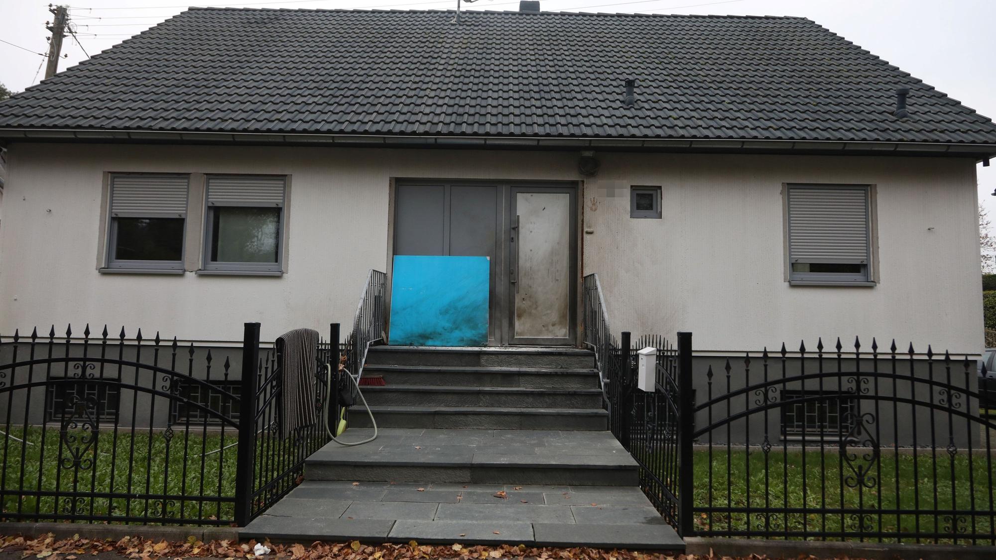 Die Polizei war in der Nacht auf Freitag in Meschenich im Einsatz, nachdem es an diesem Haus eine Explosion gegeben hatte.