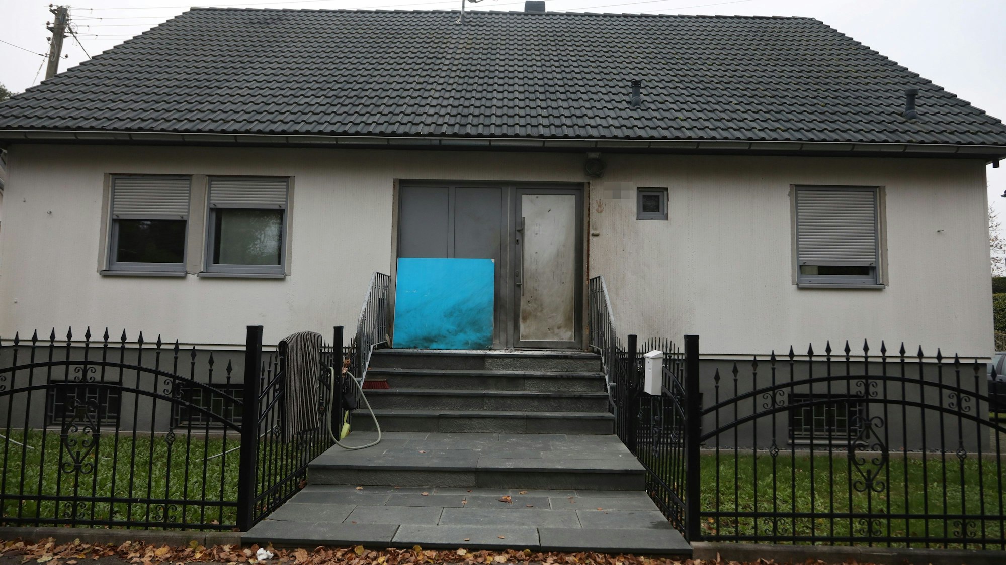 Die Polizei war in der Nacht auf Freitag in Meschenich im Einsatz, nachdem es an diesem Haus eine Explosion gegeben hatte.