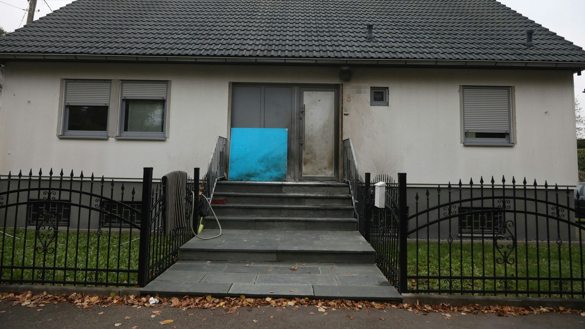 Die Polizei war in der Nacht auf Freitag in Meschenich im Einsatz, nachdem es an diesem Haus eine Explosion gegeben hatte.