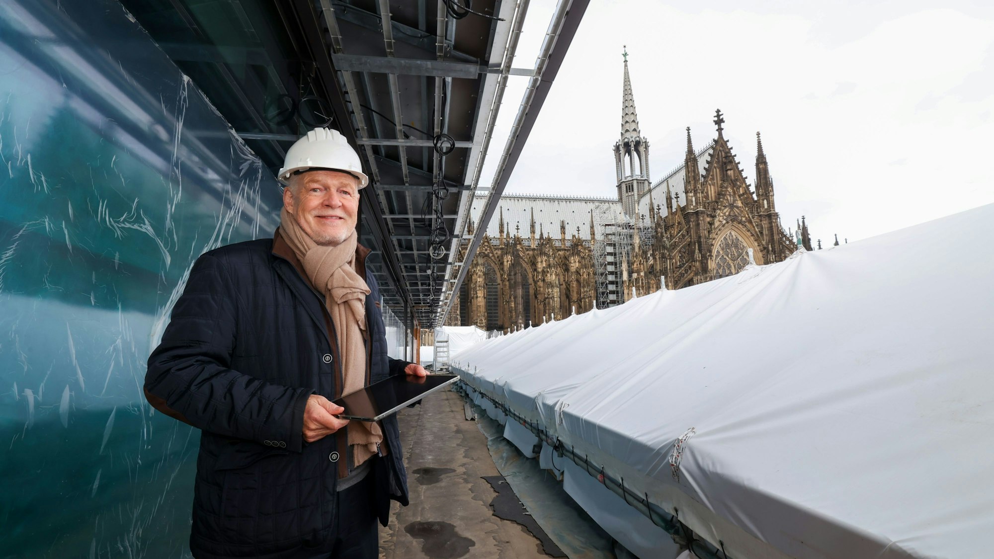24.10.2024
Köln: 
Ortsbegehung auf der Baustelle des Dom-Hotels. Der Gebäudekomplex am Roncalliplatz ist seit mehreren Jahren eine Großbaustelle
Thomas H. Althoff 
Foto: Martina Goyert