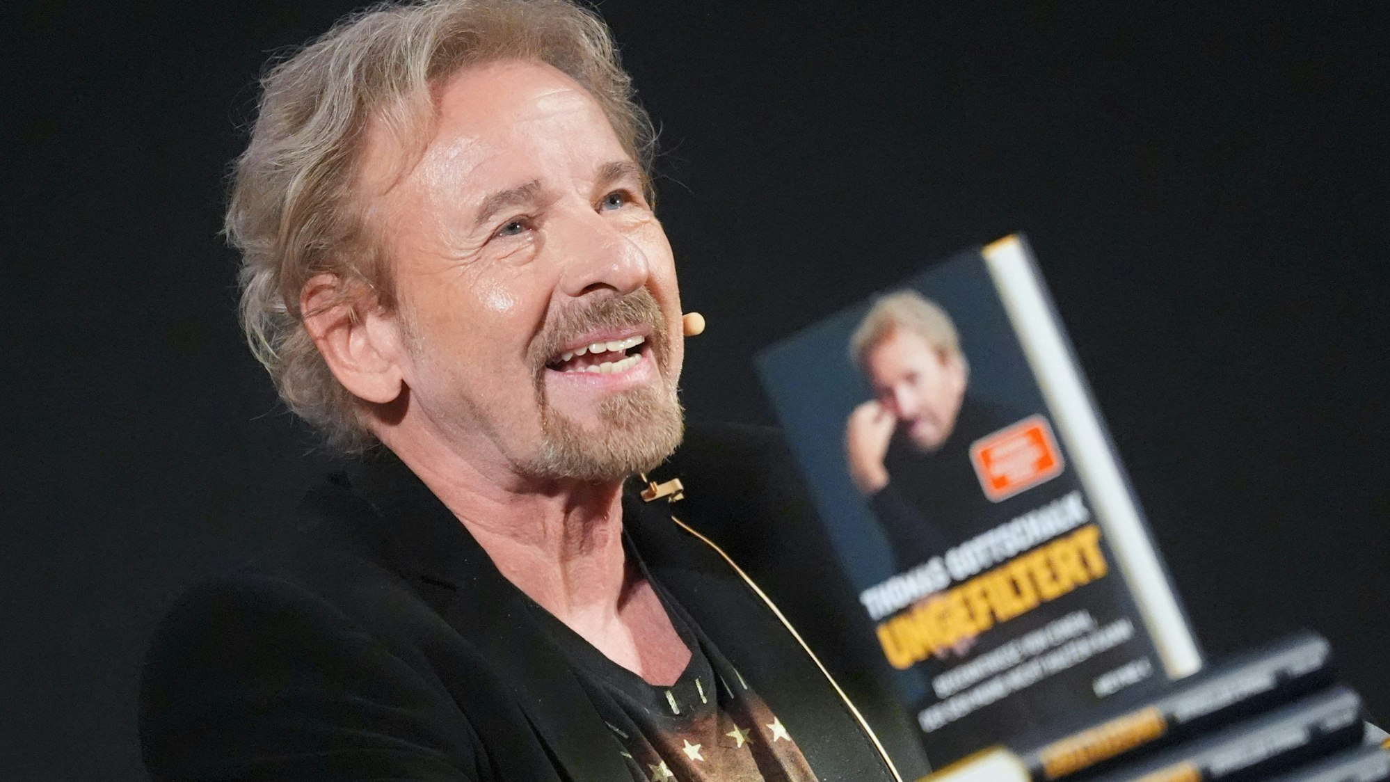 16.10.2024, Hamburg: Der Entertainer und Fernsehmoderator Thomas Gottschalk liest im Zeise-Kino aus seinem neuen Buch «Ungefiltert» vor. Gottschalk stellte sein neues Buch, das am 16. Oktober veröffentlicht wurde, vor.