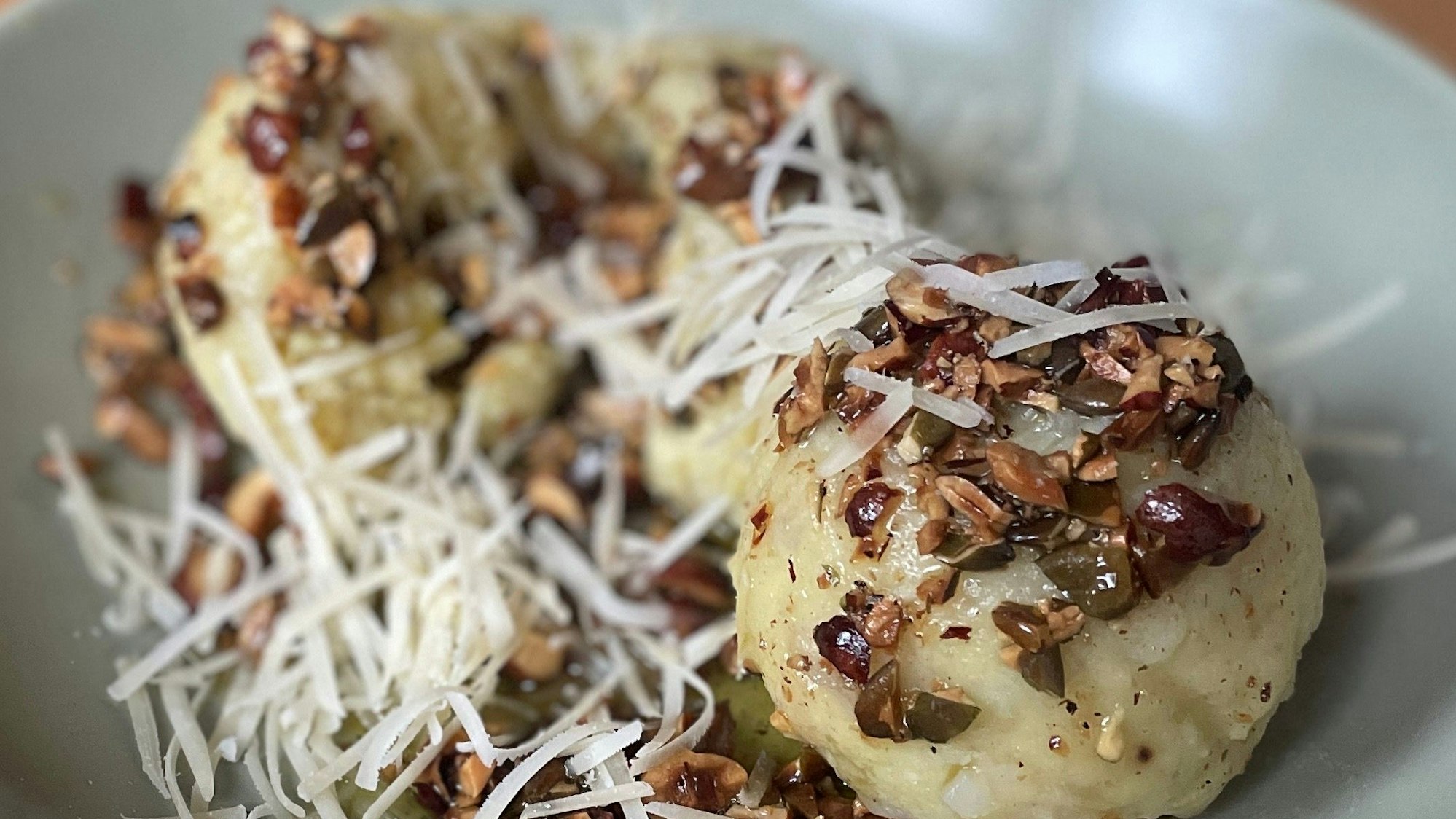 Cafe kokolores in Windeck
Knödel mit Waldpilzen.