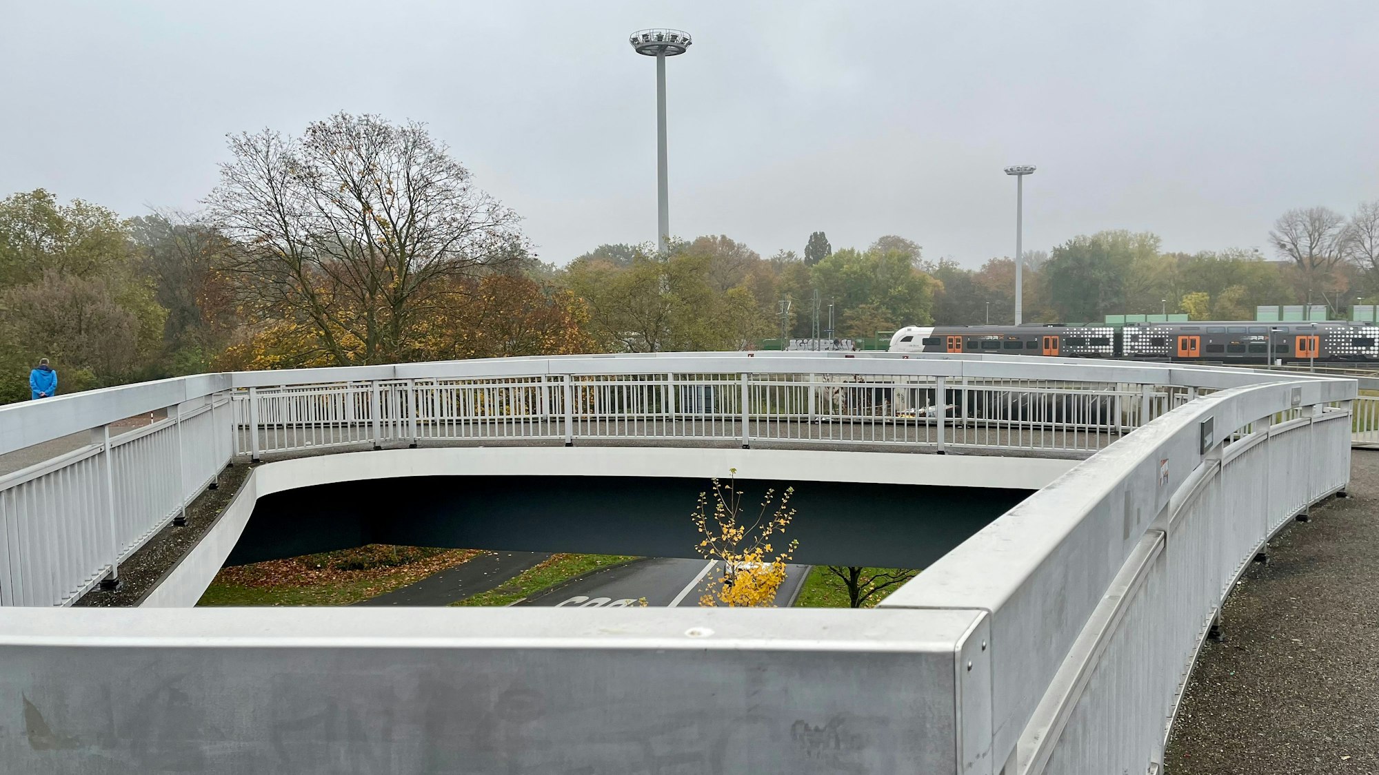 Blick auf zwei Flutlichtmasten in Wiesdorf am Europaring