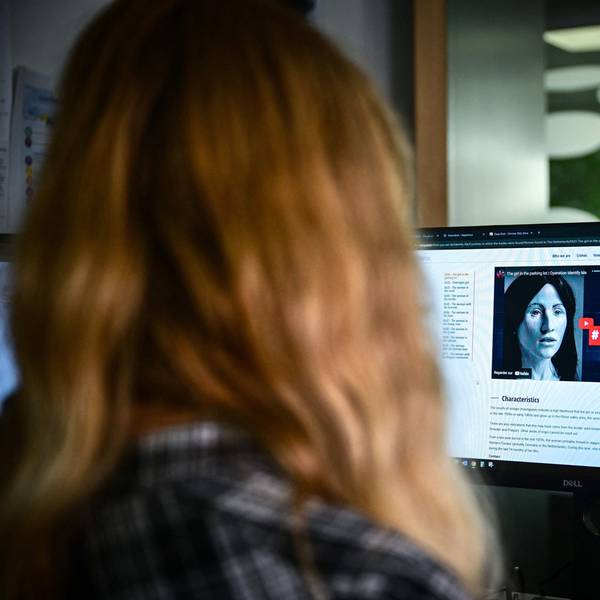 Eine Person sieht sich die Interpol-Website an, die die Seite der „Identify me“-Kampagne zeigt.