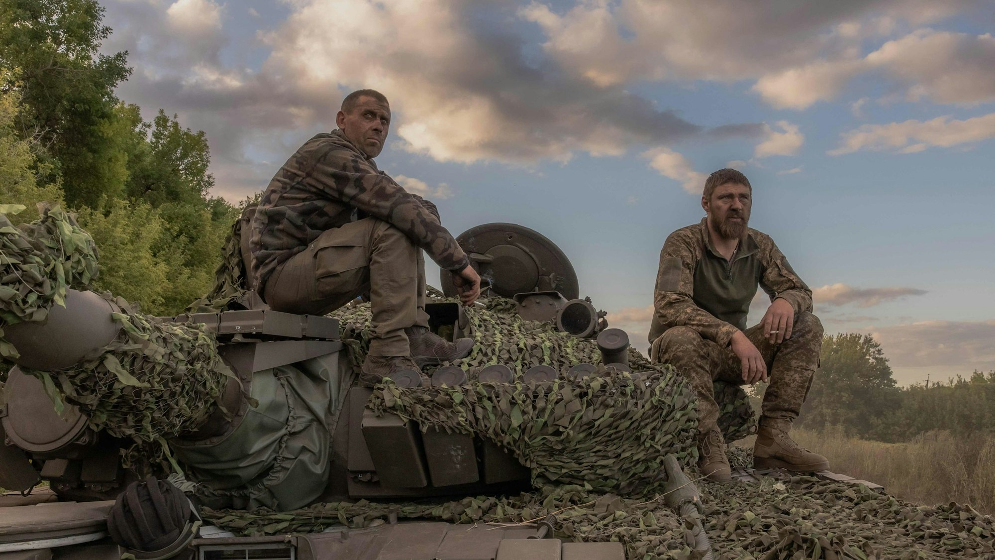 Eine ukrainische Panzerbesatzung macht eine Pause (Archivbild). Am 6. August 2024 startete die Ukraine eine Überraschungsoffensive in der russischen Grenzregion Kursk und eroberte mehr als zwei Dutzend Städte und Dörfer im größten grenzüberschreitenden Angriff auf russischem Boden seit dem Zweiten Weltkrieg.