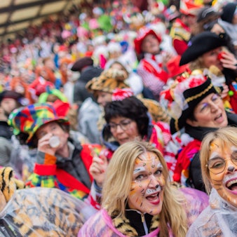 Jeckinnen feiern auf dem Alter Markt an Weiberfastnacht die Eröffnung des Straßenkarnevals.