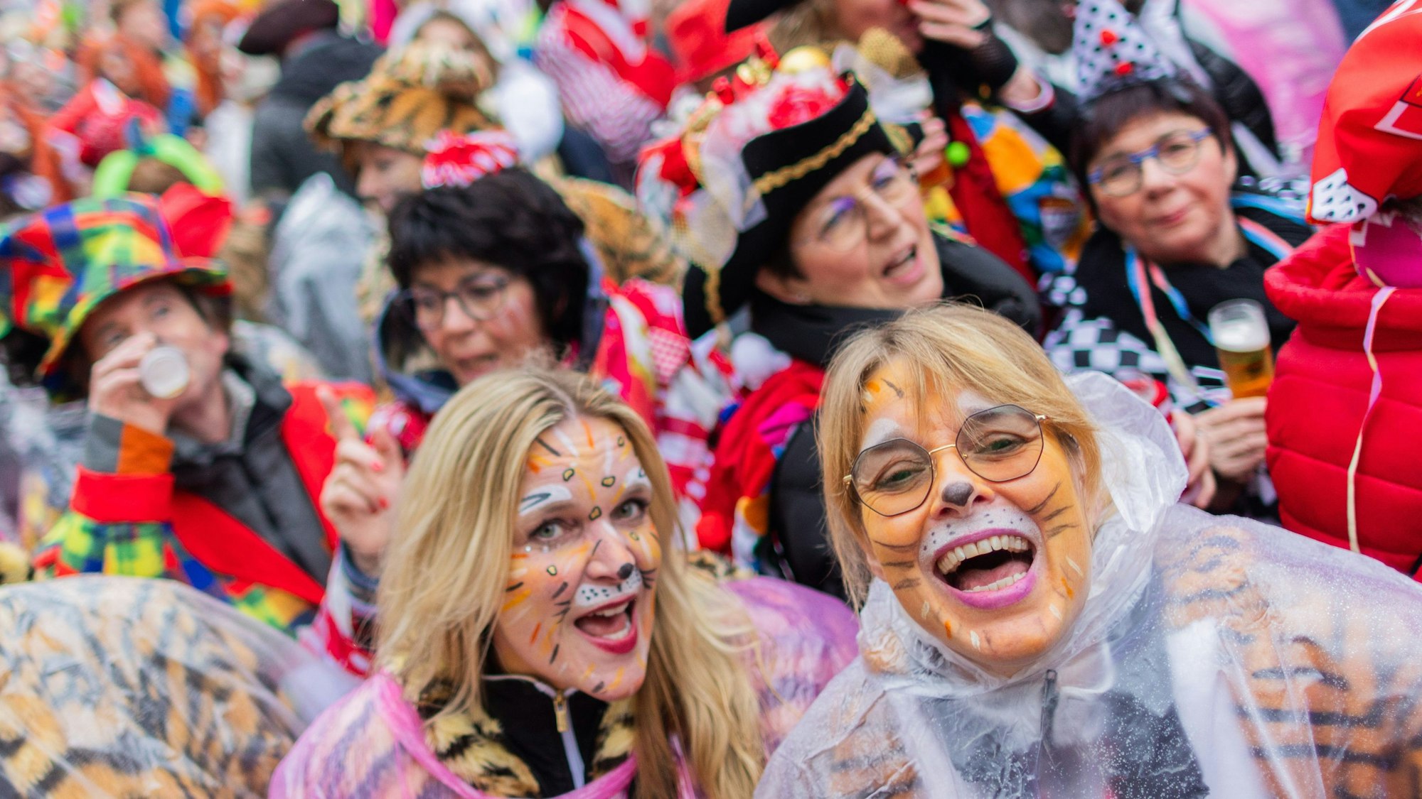 Jeckinnen feiern auf dem Alter Markt an Weiberfastnacht die Eröffnung des Straßenkarnevals.