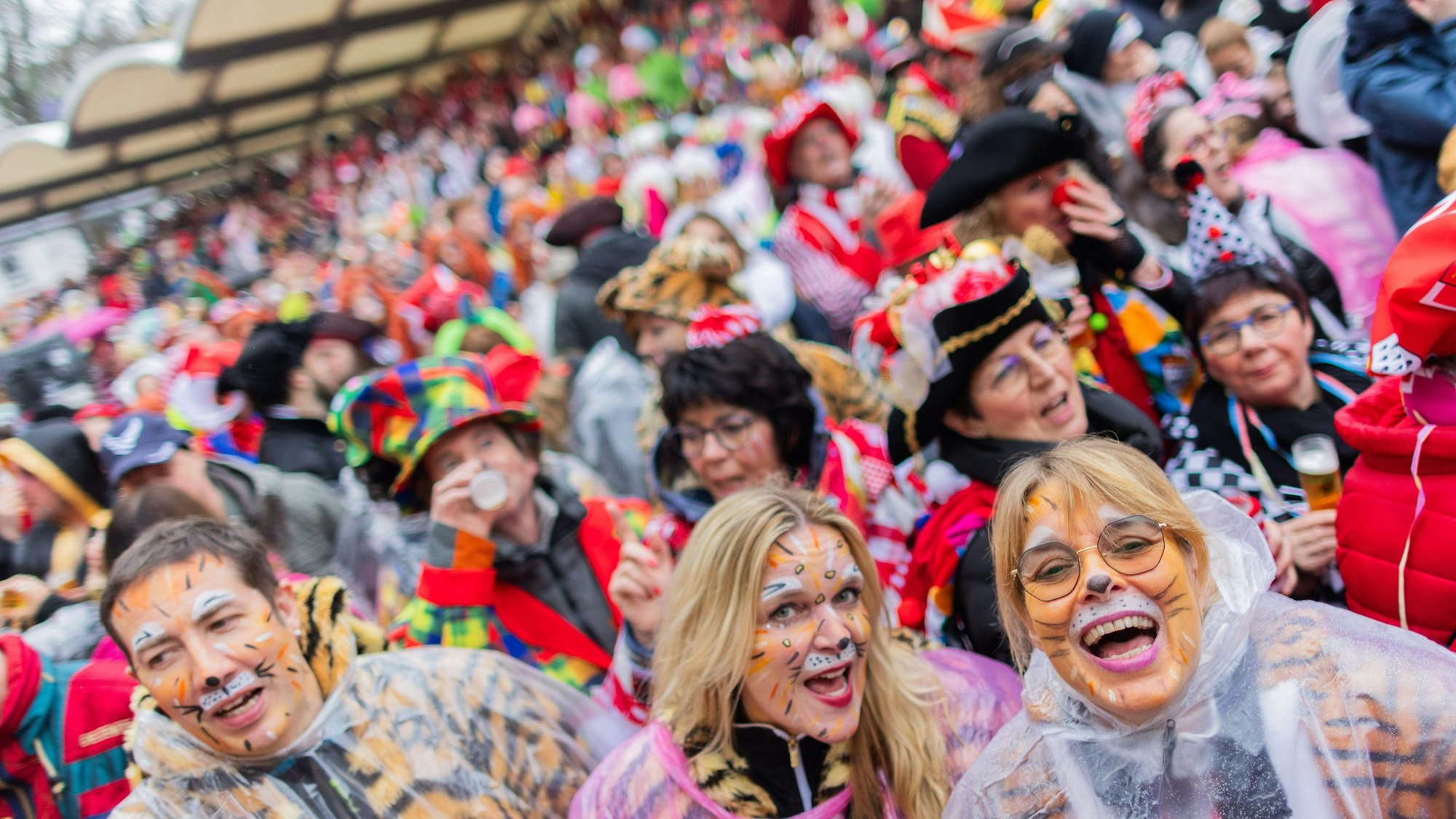 Karnevalisten feiern an Weiberfastnacht die Eröffnung des Straßenkarnevals auf dem Alter Markt. An diesem Tag ist der Platz immer voll. (Archivbild)
