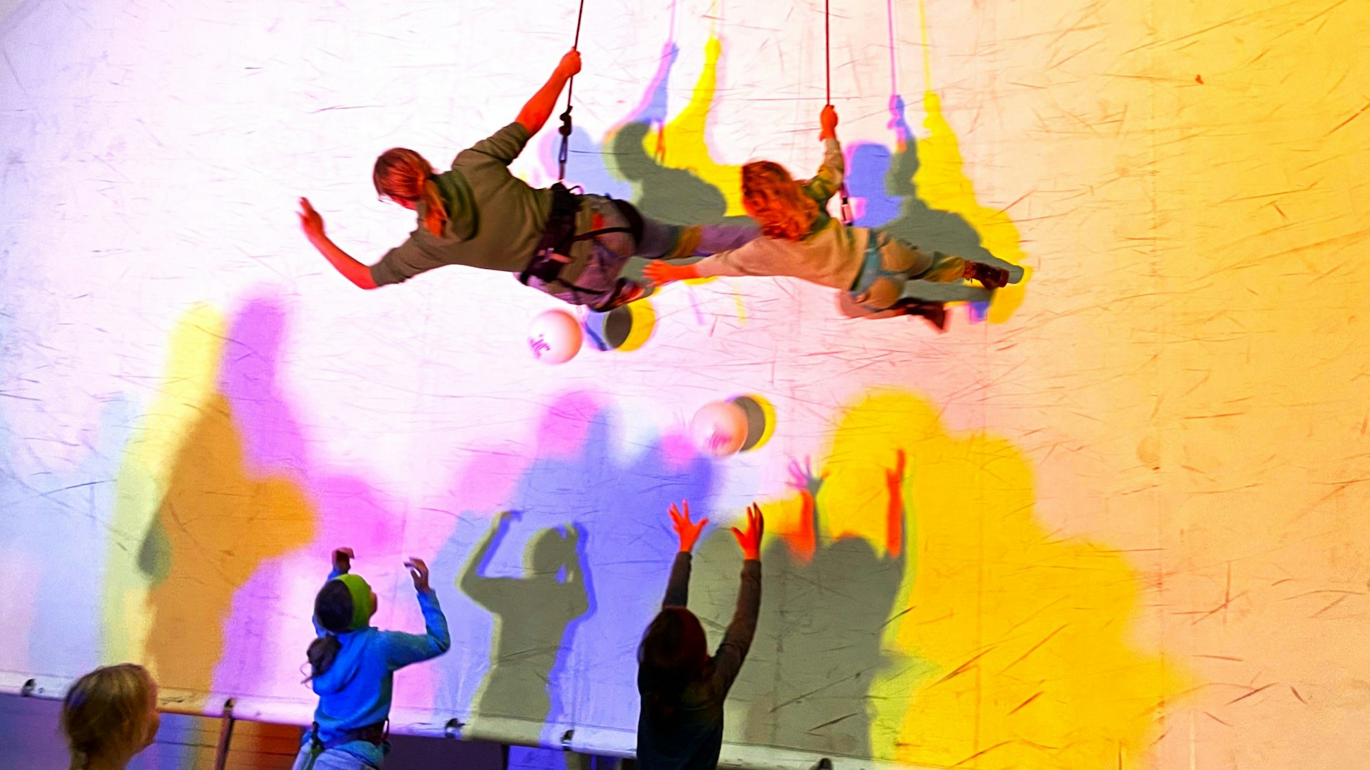 Bei den Proben des Theaterstücks „Ich geh dann mal die Wand hoch“ des Kölner Bildungsprojekts „Angels Aerials“ in den Hallen Kalk hängen zwei Jugendliche an Seilen und laufen senkrecht eine Wand hinauf.
