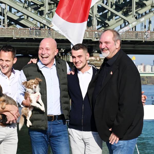 Das Dreigestirn stellt sich mit Partnern und Hunden vor, v.l.: Frank Ermen, Hendrik Ermen mit Dackel Alma, René Klöver mit Chihuahua Oscar, Kevin Klöver und Michael Samm.