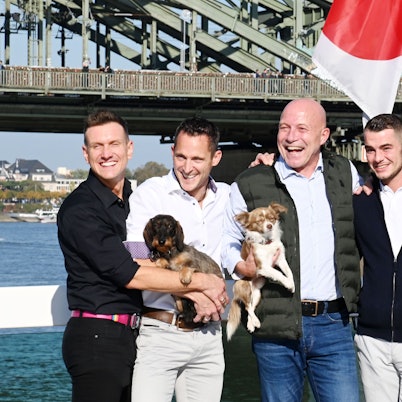 Das Dreigestirn stellt sich mit Partnern und Hunden vor, v.l.: Frank Ermen, Hendrik Ermen mit Dackel Alma, René Klöver mit Chihuahua Oscar, Kevin Klöver und Michael Samm.
