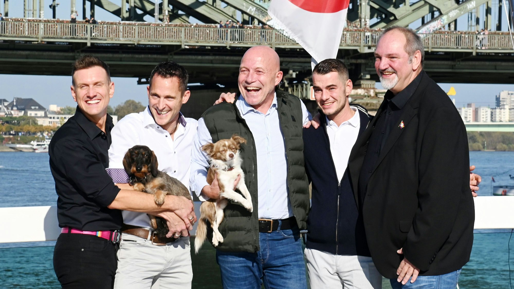 Das Dreigestirn stellt sich mit Partnern und Hunden vor, v.l.: Frank Ermen, Hendrik Ermen mit Dackel Alma, René Klöver mit Chihuahua Oscar, Kevin Klöver und Michael Samm.