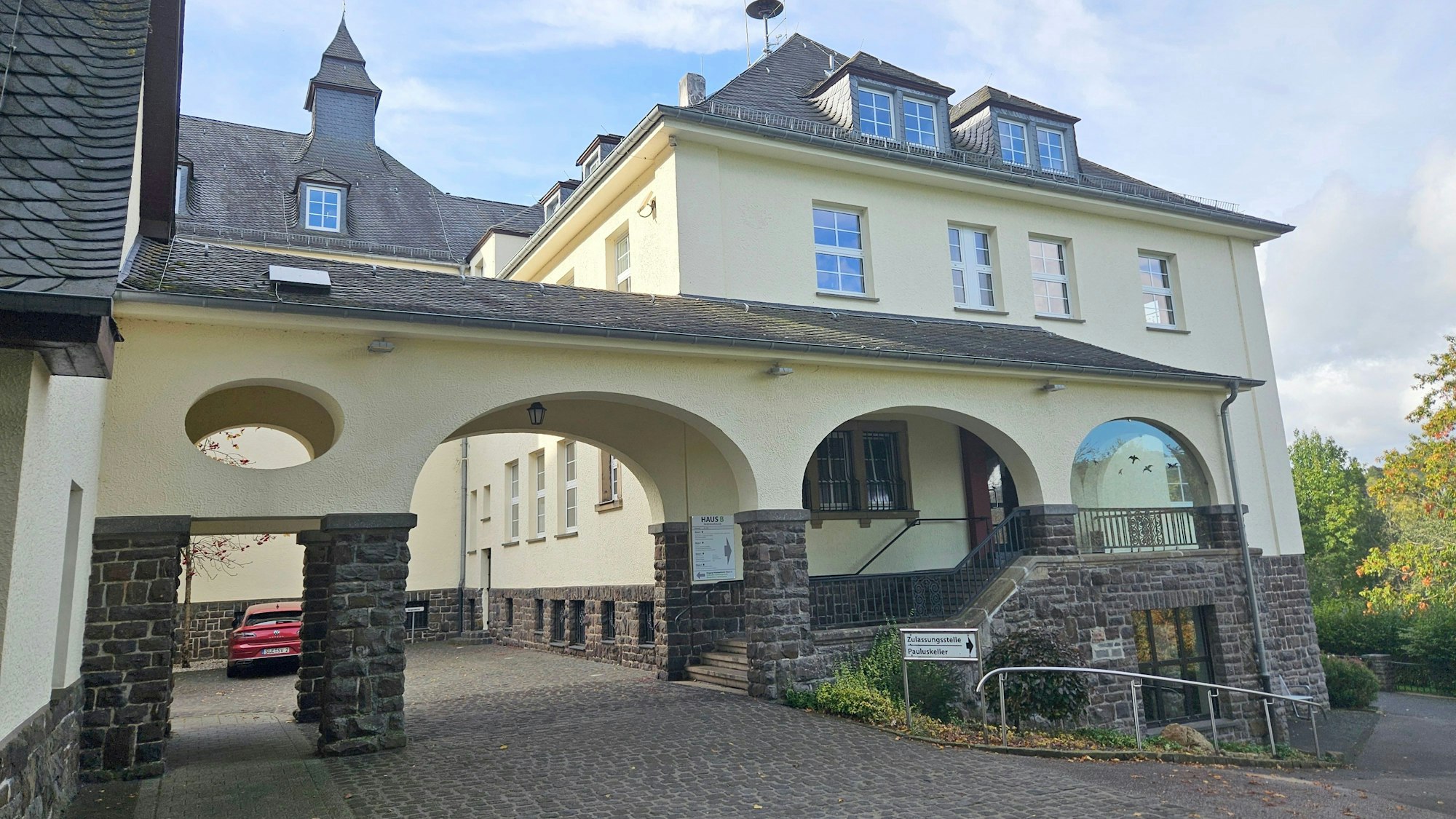Das Bild zeigt das in Pastellgelb gestrichene Schleidener Rathaus.