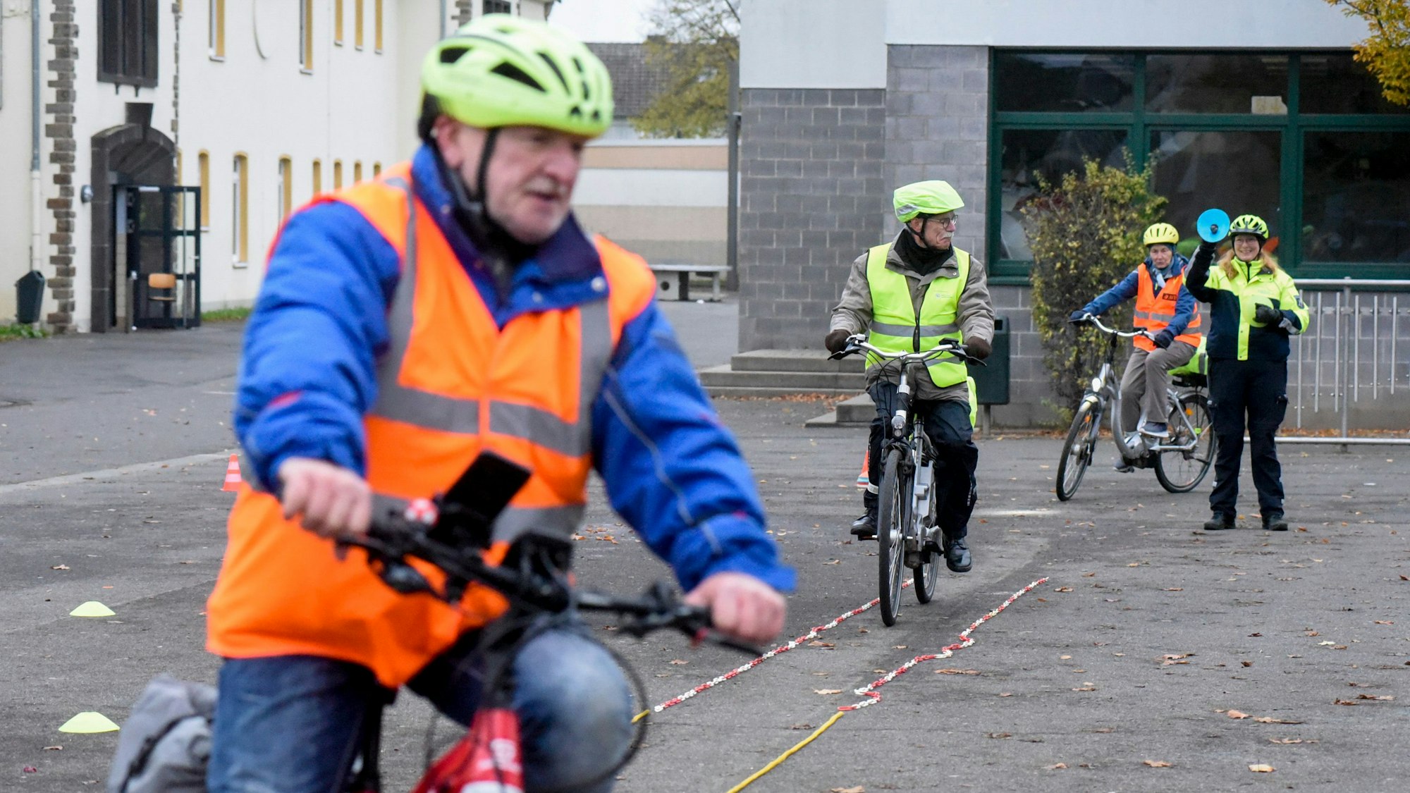 Das Foto zeigt Radfahrer in einem Parcours.