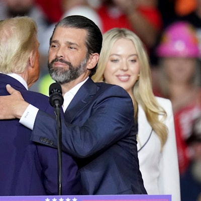 Donald Trumps ältester Sohn Donald Trump Junior (Mitte) will offenbar Einfluss auf die Regierung seines Vaters nehmen.