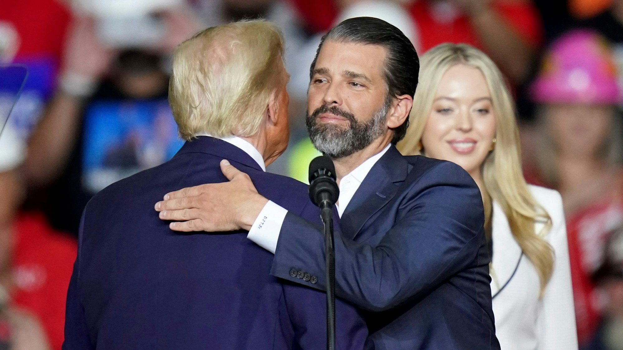 Donald Trumps ältester Sohn Donald Trump Junior (Mitte) will offenbar Einfluss auf die Regierung seines Vaters nehmen.