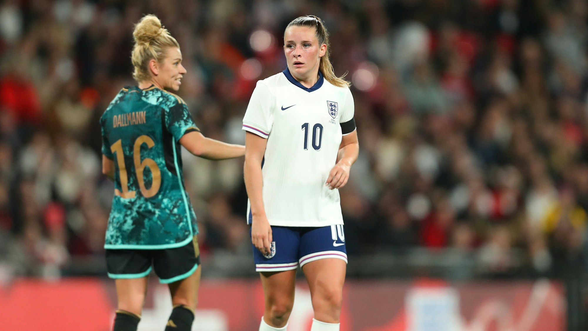 Die 25-jährige Ella Toone ist fester Bestandteil der englischen Nationalmannschaft. Im Oktober stand sie auch bei der 3:4-Pleite gegen die DFB-Elf auf dem Feld.