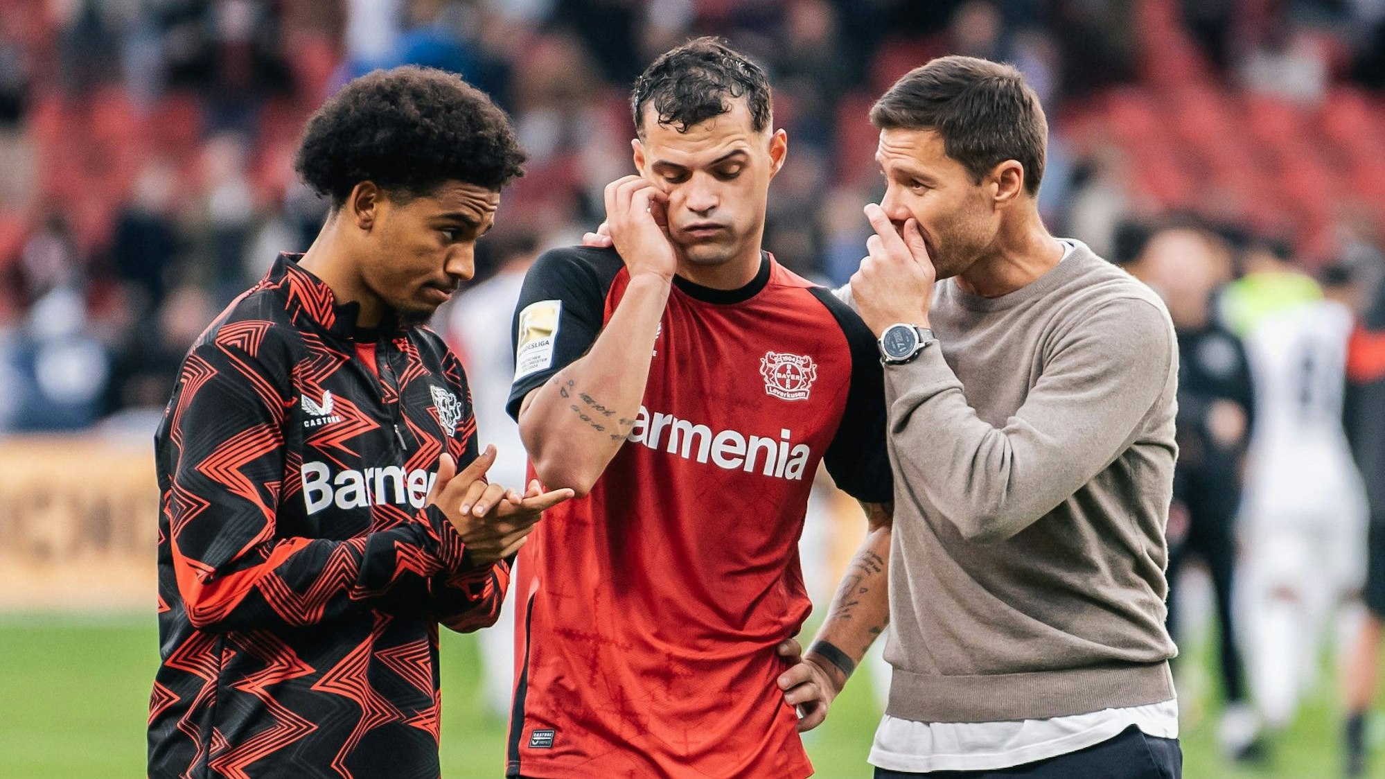 Xabi Alonso (r.) mit Granit Xhaka und Amine Adli