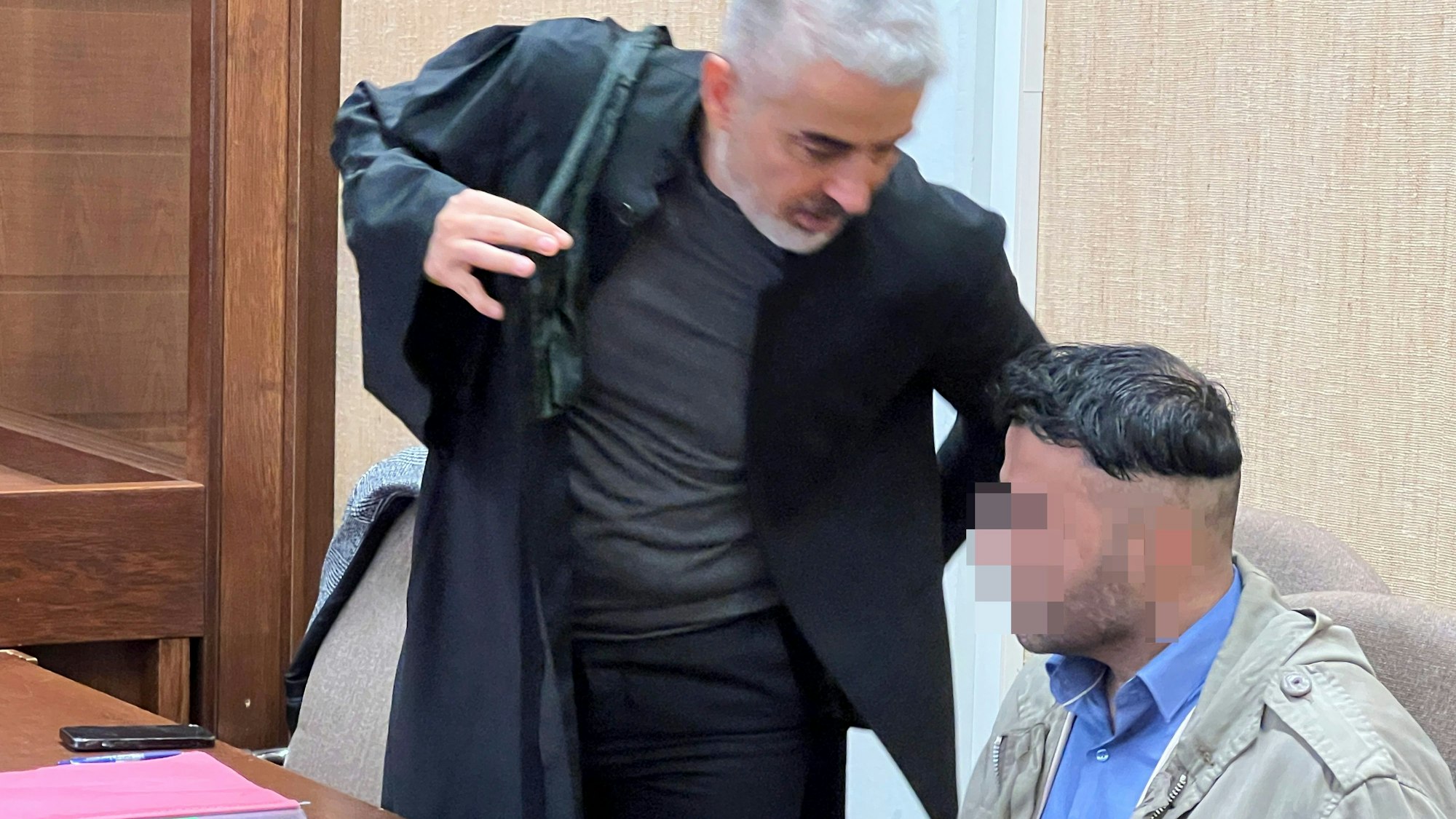 Landgericht Köln, Prozessauftakt gegen einen mutmaßlichen Messerstecher Tufan Demir, der einen Mann in Rheindorf am 4.6.2023 mit 26 Messerstichen fast getötet hat.Mit Verteidiger Mustafa Kaplan Foto: Ralf Krieger