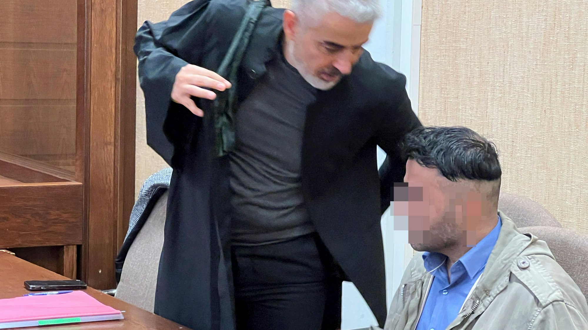 Landgericht Köln, Prozessauftakt gegen einen mutmaßlichen Messerstecher Tufan Demir, der einen Mann in Rheindorf am 4.6.2023  mit 26 Messerstichen fast getötet hat.Mit Verteidiger Mustafa Kaplan  Foto: Ralf Krieger