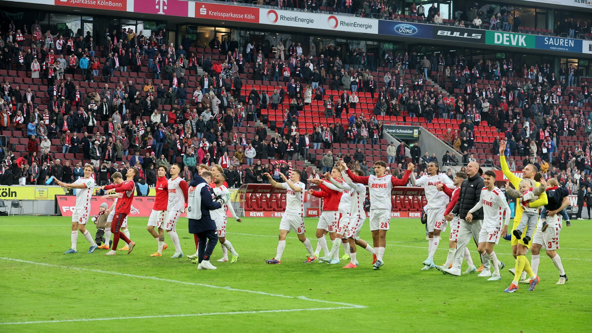 Die Spieler des 1. FC Köln feiern nach ihrem Last-Minute-Sieg über Greuther Fürth mit den Fans.