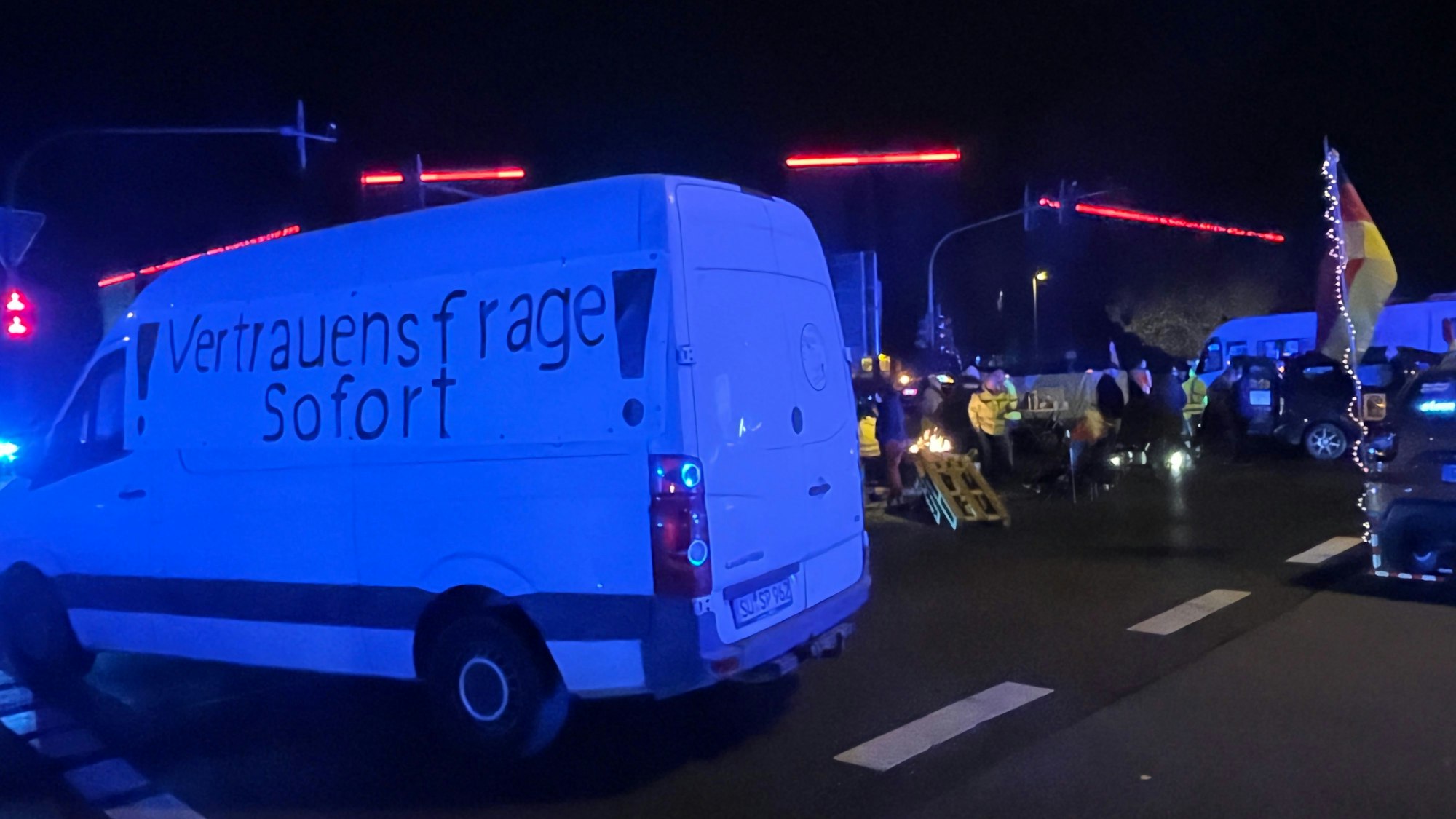 Auf einem Kleintransporter steht die Forderung "Vertrauensfrage sofort".