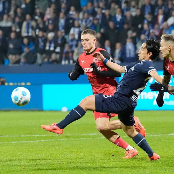 Bochums Koji Miyoshi mit den Leverkusenern Florian Wirtz und Alejandro Grimaldo.